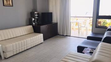 Apartment, 1 Bedroom, Smoking, Balcony | Living room