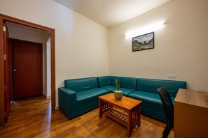 Living area - C J Grande Business Hotel (Kanayannur)