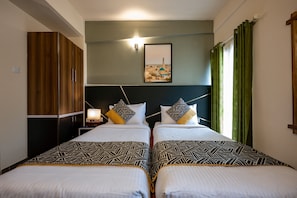 Deluxe Room | 1 bedroom, desk, laptop workspace, soundproofing - C J Grande Business Hotel (Kanayannur)