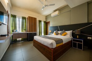 Deluxe Room | 1 bedroom, desk, laptop workspace, soundproofing - C J Grande Business Hotel (Kanayannur)