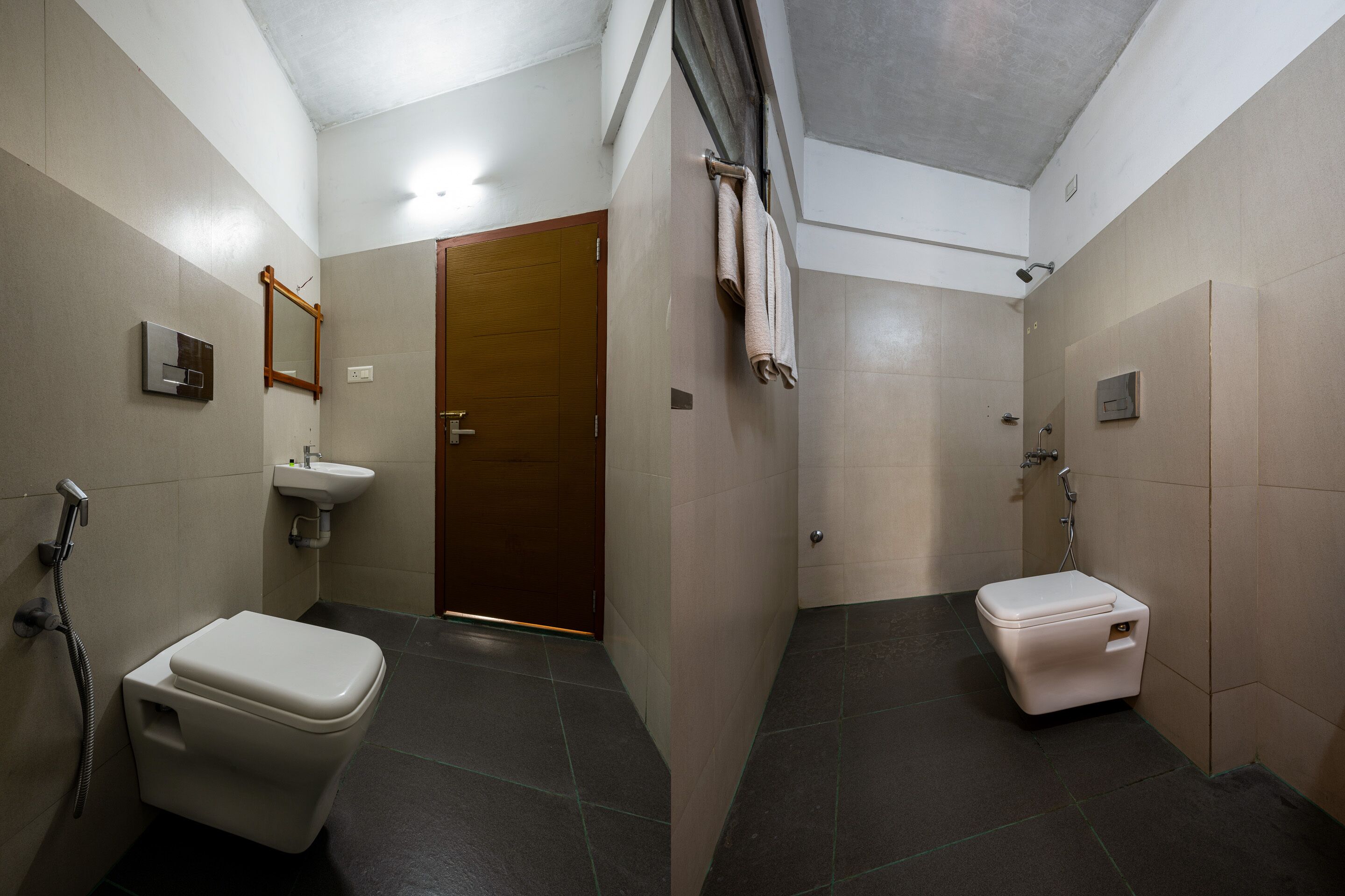 Un baño pequeño con inodoro, lavabo y ducha.