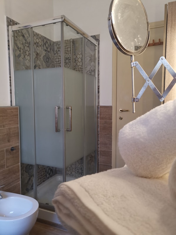 Hair dryer, towels, soap, toilet paper - Sara's Apartment (Roma)
