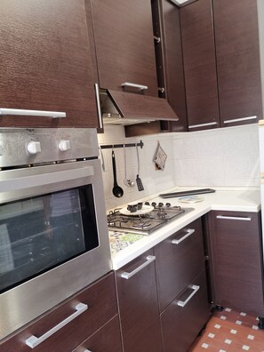 Kylskåp, ugn, spishäll och kaffe- och tebryggare