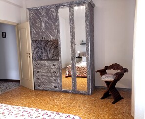 1 habitación, tabla de planchar con plancha, cuna de viaje y wifi 