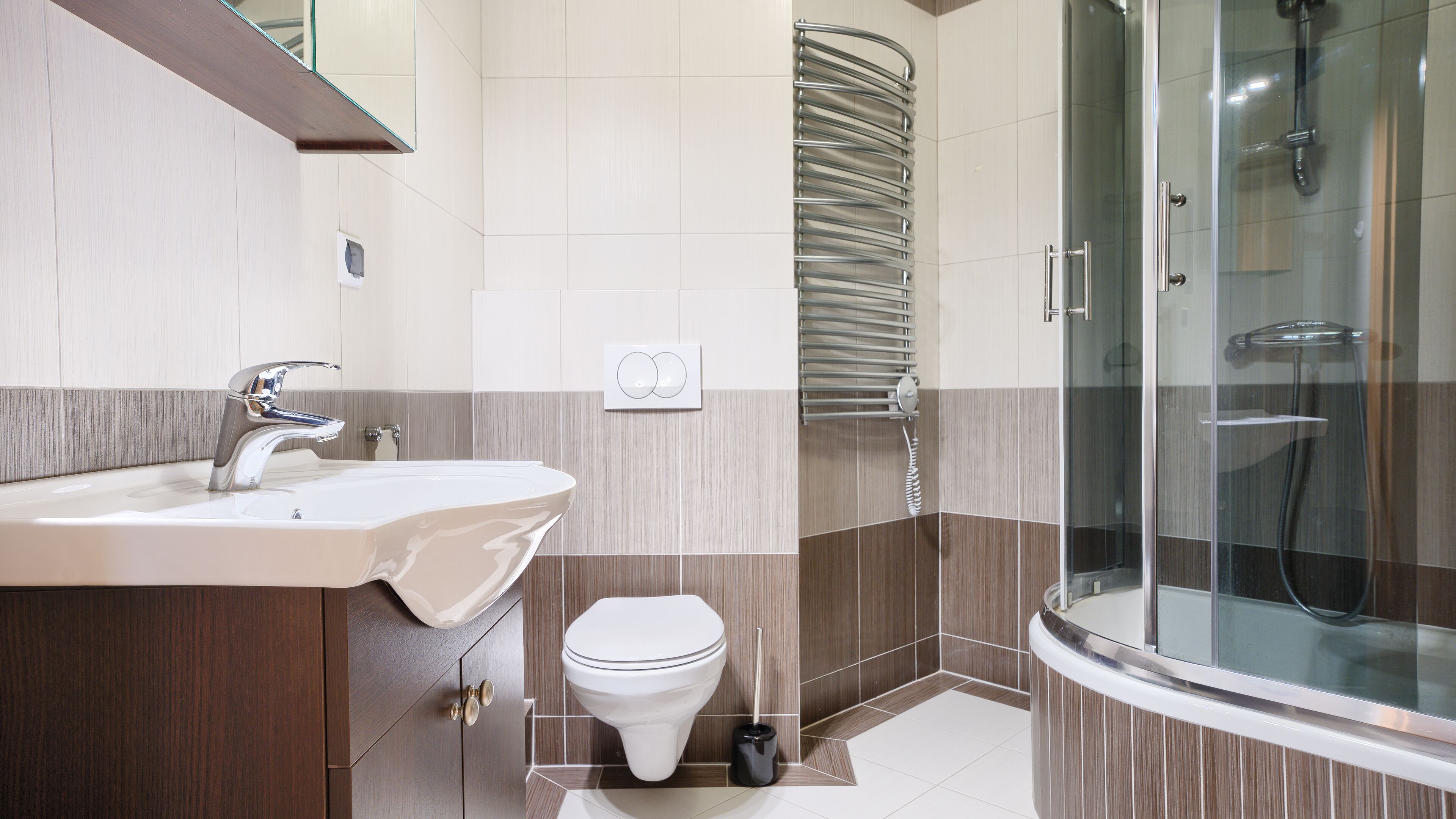 Appartement (29) | Badkamer | Een douche, een haardroger, handdoeken
