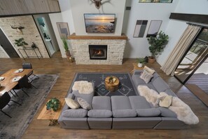 Smart TV, chimenea, videojuegos, futbolito