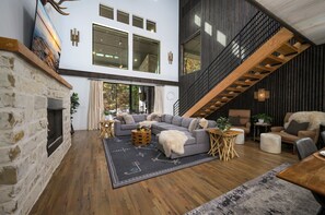 Smart TV, caminetto, videogiochi, tavolo da calcetto