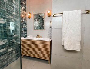 Een douche, een haardroger, een bidet, handdoeken