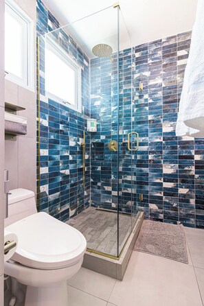 淋浴設備、風筒、坐浴桶、提供毛巾