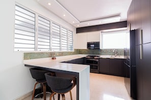 Fridge, microwave, oven, stovetop - Comfort 4 min to Beach: Espresso, Grill, Terrace, Fiber Optic, Tesla Power (San Juan)