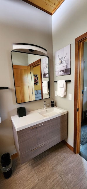 Deluxe Suite, Private Bathroom (Suite 1) | Bathroom