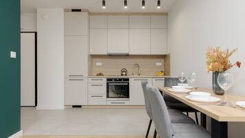 Oven, mesin pencuci piring, dan ketel listrik