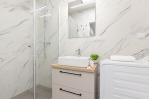 Chuveiro, toalhas de banho