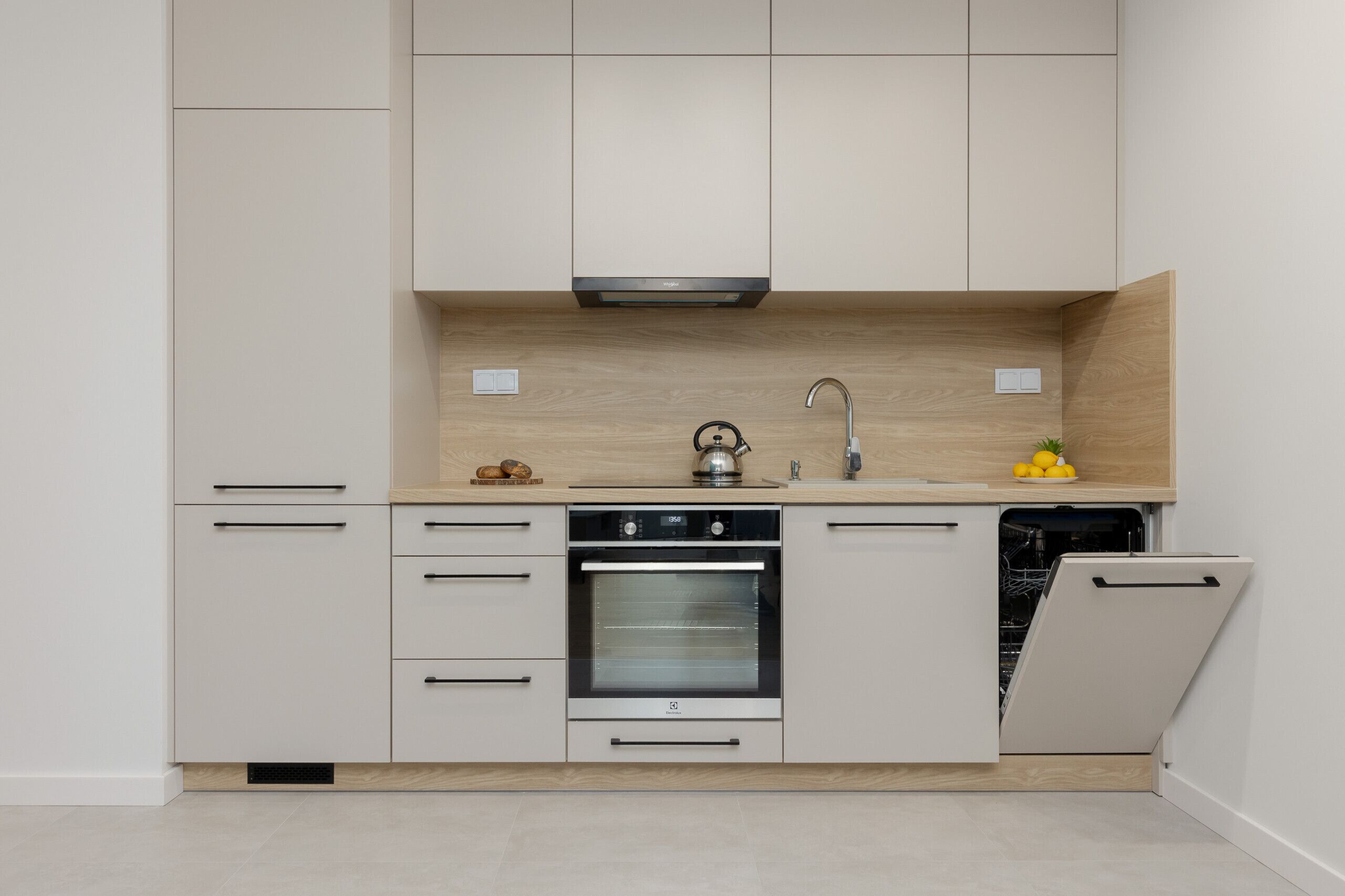 Oven, dishwasher, electric kettle, cookware/dishes/utensils