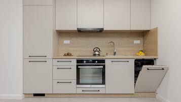 Oven, dishwasher, electric kettle, cookware/dishes/utensils