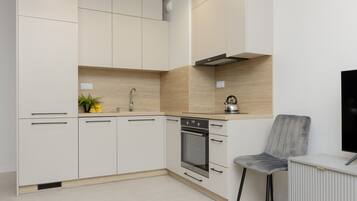 Oven, mesin pencuci piring, dan ketel listrik