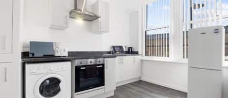 Jääkaappi, uuni, liesi