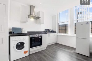 Fridge, oven, stovetop - Bradford City Centre Apartment 1 (Bradford)