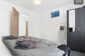 1 habitación, tabla de planchar con plancha, wifi y ropa de cama