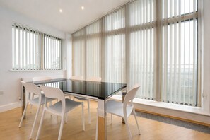 พรีเมียมอพาร์ทเมนท์ | บริการอาหารในห้องพัก