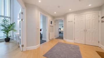 2 bedrooms, in-room safe, desk, iron/ironing board