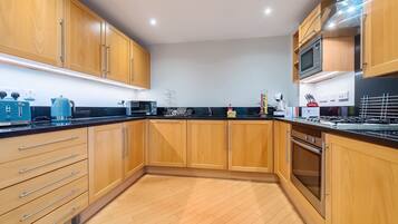 Premium Apartment | Private kitchen | Full-sized fridge, microwave, oven, stovetop