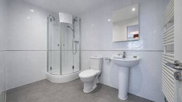 Leilighet – premium | Bad | Separat badekar og dusj, regndusjhode, hårføner og håndklær