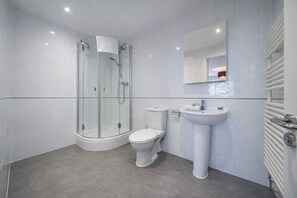 Lägenhet Premium | Badrum | Badkar och dusch, regndusch, hårtork och handdukar