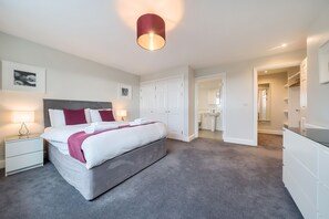 Premium Apartment | 2 bedrooms, in-room safe, desk, iron/ironing board - Roomspace -The Courtyard Penthouse (London)