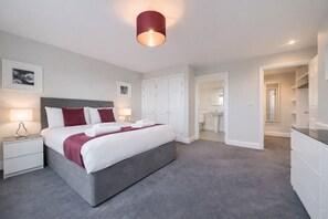 Lägenhet Premium | 2 sovrum, värdeförvaringsskåp på rummet och skrivbord