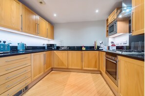 Appartement Prestige | Cuisine privée | Réfrigérateur grande capacité avec congélateur, four à micro-ondes