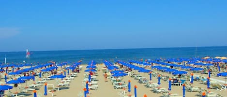 Privatstrand in der Nähe, Liegestühle, Sonnenschirme, Strandtücher
