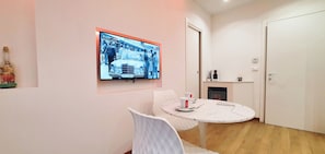 Suite Confort | Zona de estar | Televisión de pantalla plana de 32 pulgadas con canales digitales
