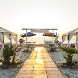 Sulla spiaggia, sabbia bianca, lettini da mare, ombrelloni