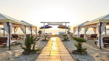 Yksityinen ranta lähistöllä, aurinkotuoleja, aurinkovarjoja