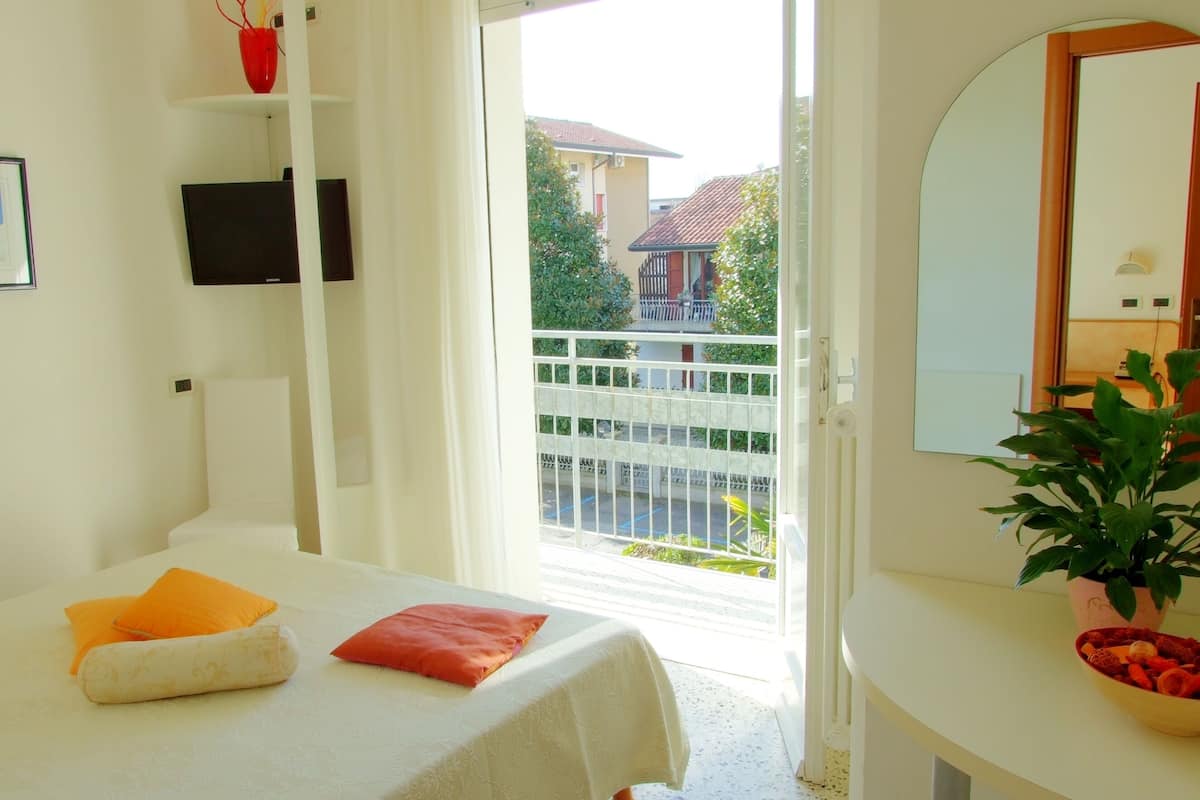 Familie vierpersoonskamer | 1 slaapkamer, een minibar, een kluis op de kamer, een bureau