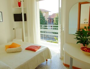 Minibar, caja de seguridad en la habitación, escritorio y cunas 