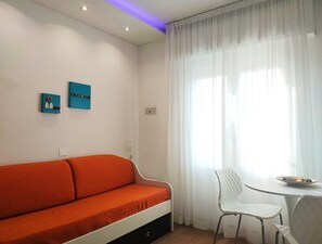 Comfort Suite | Ruang tamu | 32 inci televisyen skrin rata dengan digital