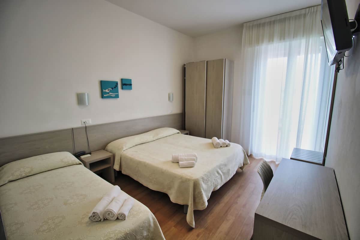 Comfort driepersoonskamer | 1 slaapkamer, een minibar, een kluis op de kamer, een bureau