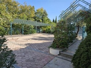 Property grounds - Lovely small apartment for 2 people with pool, close to everything. (Pjescana Uvala,Pula)