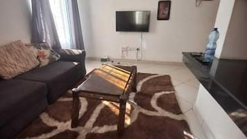 Apartamento Confort | Zona de estar | Smart TV de 24 pulgadas con canales digitales