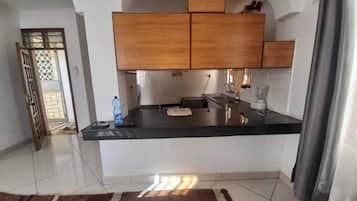 Apartamento Confort | Cocina básica privada | Frigorífico, microondas y utensilios de cocina