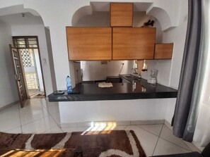 Refrigerador, microondas, utensilios de cocina