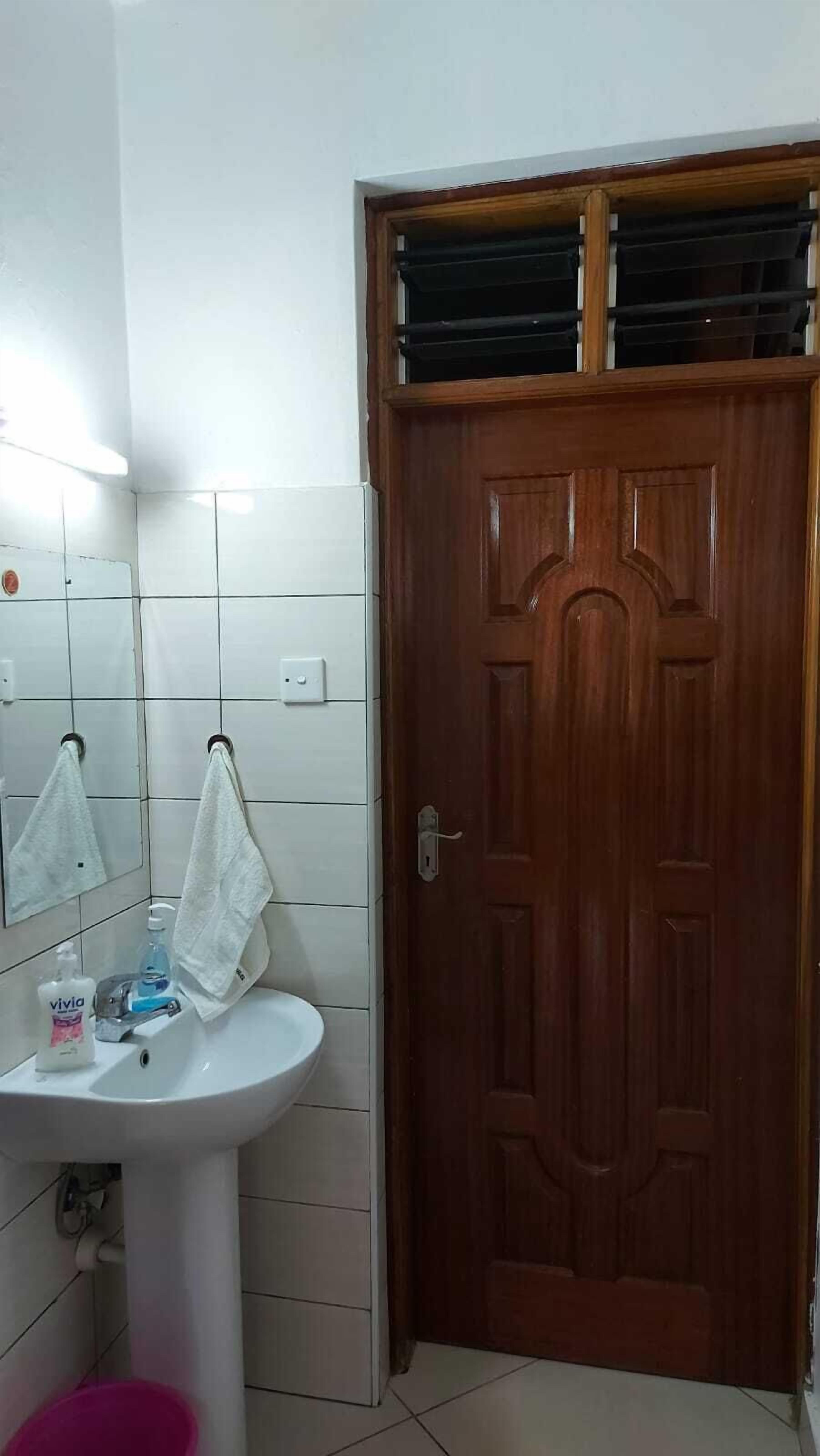 Business-lejlighed | Badeværelse | Bruser, gratis toiletartikler, hjemmesko, bidet