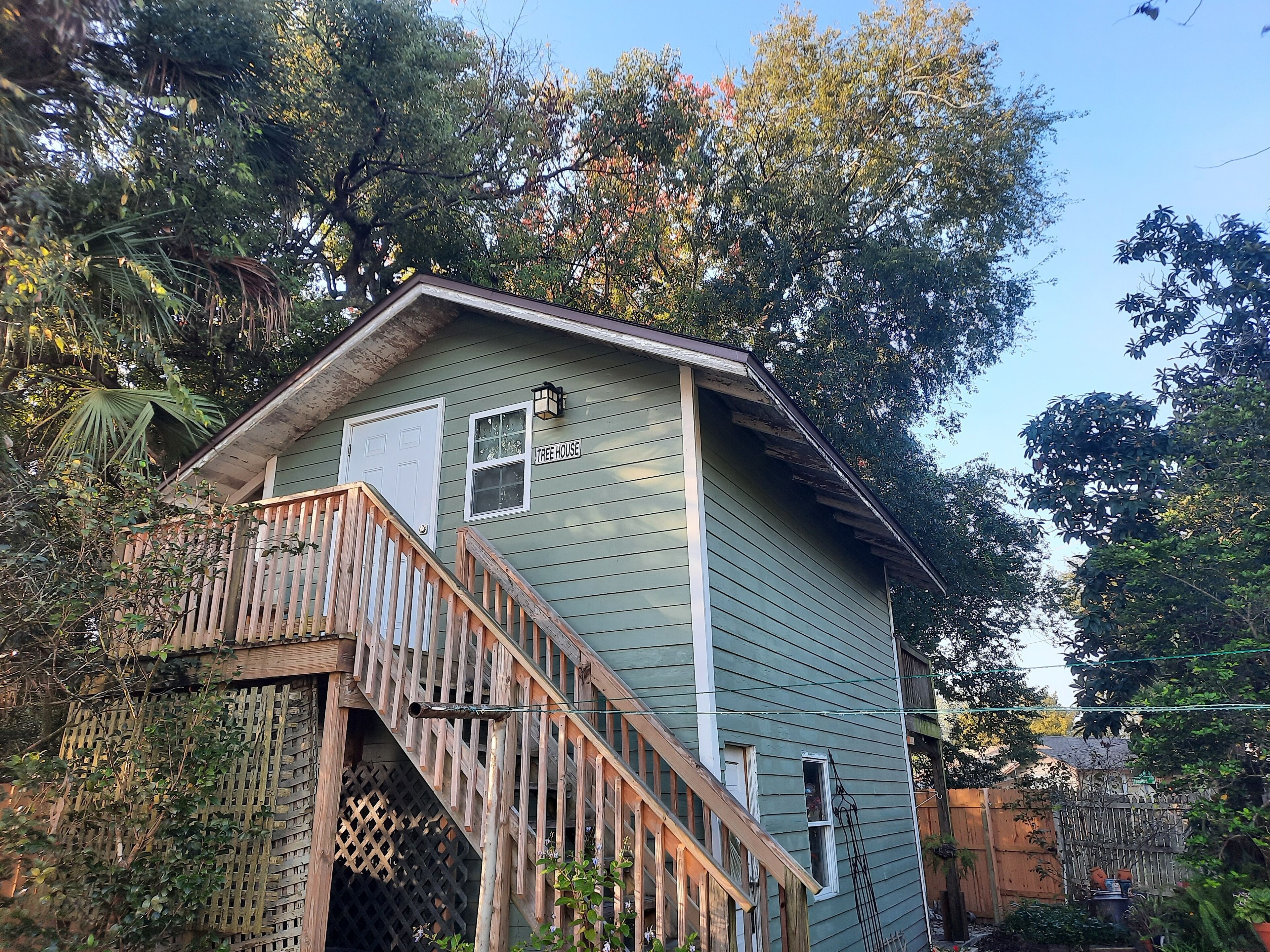 Private Detached Guesthouse, walking distance to Murray Hill's Shopping & eating