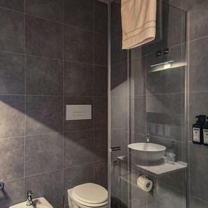 Habitación individual Confort | Baño | Artículos de higiene personal gratuitos, secador de pelo, bidé y toallas