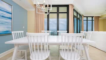 Kondominium, 3 kamar tidur | Tempat makan