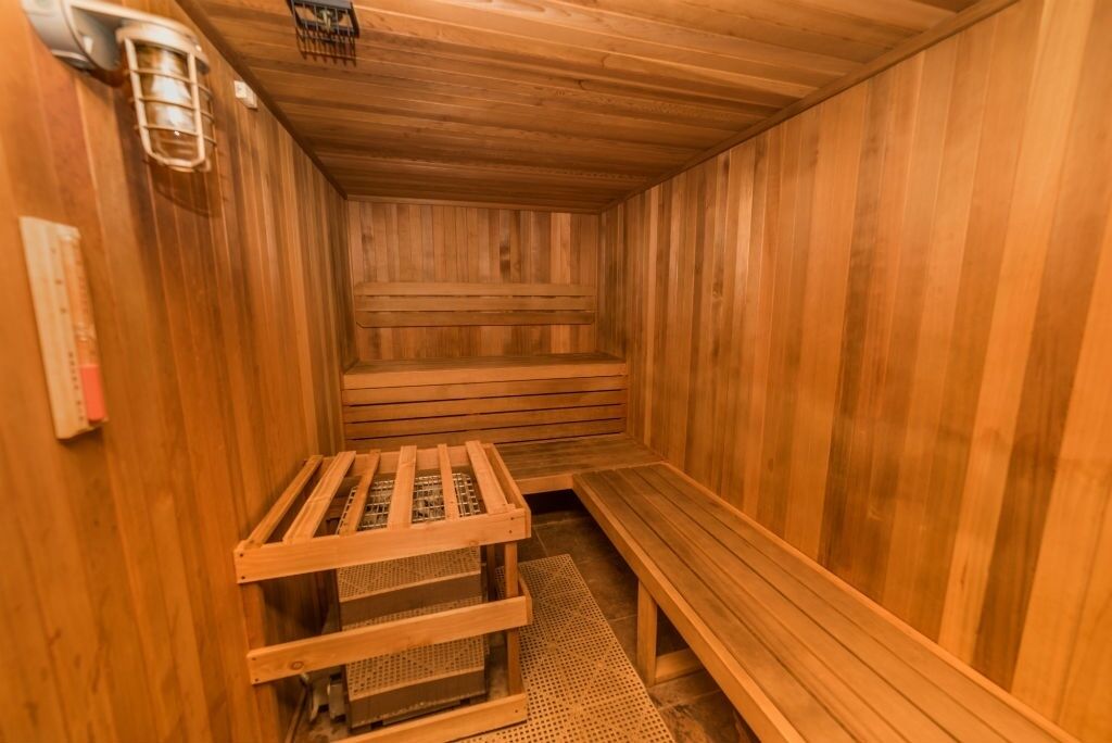 Sauna, jossa on puuseinät ja -lauteet.