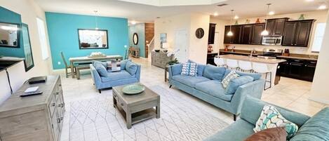 House, 5 Bedrooms | Living area