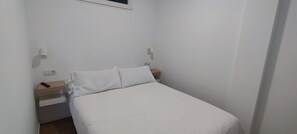 1 habitación, tabla de planchar con plancha, cuna de viaje y wifi